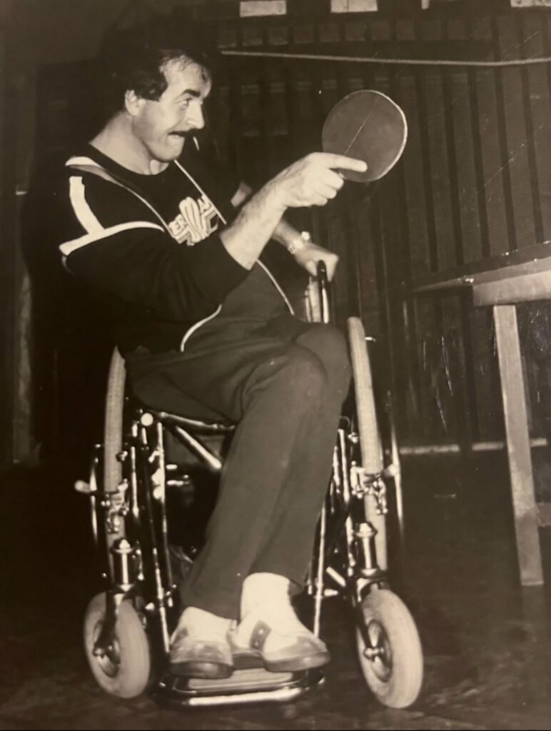 Wolfgang Steffan beim Rollstuhltischtennis, Schwarz-Weiß-Aufnahme aus den 1980er-Jahren